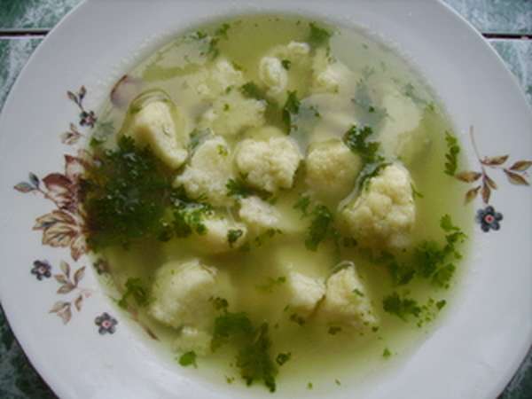 Простой суп с цветной капустой и зеленью